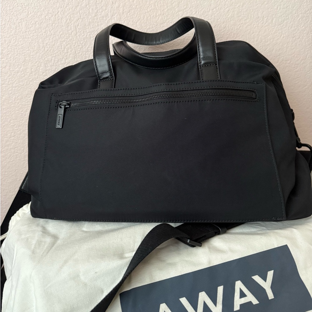 AWAY Travel The Everywhere Bag in Jet Black - Picture 3 of 7